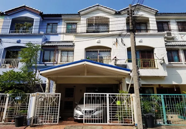 ขายทาวน์เฮ้าส์ หมู่บ้านกลางเมือง พระราม 9 ซอย 43 เนื้อที่ 20 ตร.ว. 3 ชั้น 3 นอน 3 น้ำ