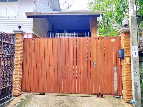 ขายบ้านเดี่ยว พร้อมที่ดิน ซอยรามคำแหง 130 บ้านเดี่ยว 2 ชั้น ครึ่งปูนครึ่งไม้