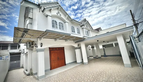 หมู่บ้านรังสิยา อุดมสุข 58 ให้เช่าบ้านเดี่ยวรีโนเวทใหม่ 70 ตารางวา 4 ห้องนอน 4 ห้องน้ำ ตกแต่งครบ ใกล้รถไฟฟ้าสีเหลือง ศรีอุดม