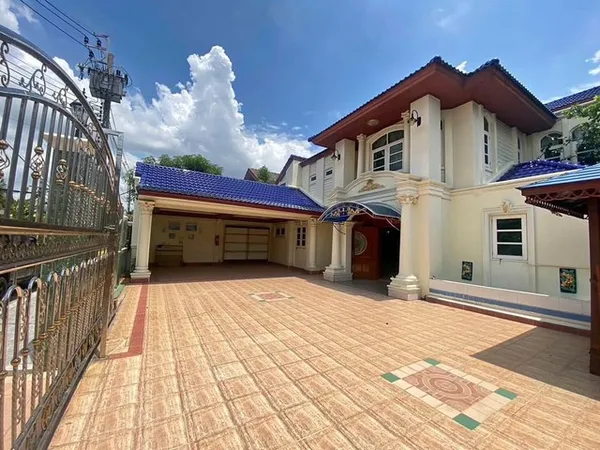 ให้เช่าบ้านเดี่ยวหมู่บ้านพงษ์เพชร 3 ห้องนอน 3 ห้องน้ำแอร์ 6 ตัว 1 ห้องเมด ต่อเติมห้อง office เรียบร้อย มีที่รับรองแขก (RH1539)