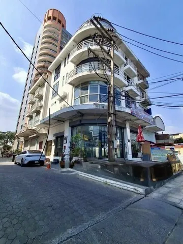 ให้เช่าอาคารสำนักงาน 2คูหา 4.5 ชั้น  เหมาะ ทำธุรกิจหน้าร้าน ออฟฟิศ คลังสินค้า และที่พักใกล้ซอยอ่อนนุช54 ใกล้ MRT สายสีเหลือง สถานีศรีนุชเพียง 350 ม.  และใกล้ตลาดเอี่ยมสมบัติ เพียง300 ม.