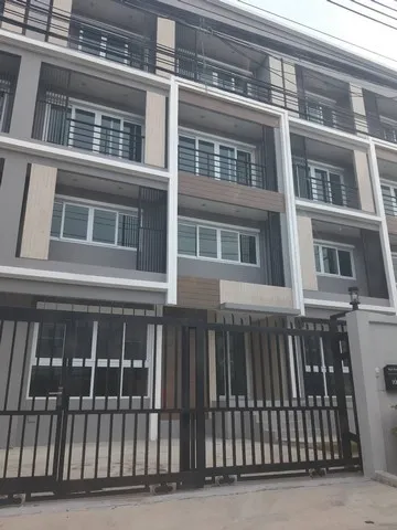 ให้เช่าอาคาร 3.5 ชั้น 50 ตรว. 3 ห้องนอน 6 ห้องน้ำ มีลิฟท์โดยสาร ใกล้รถไฟฟ้า ศรีนครินทร์ 38
(RT994)