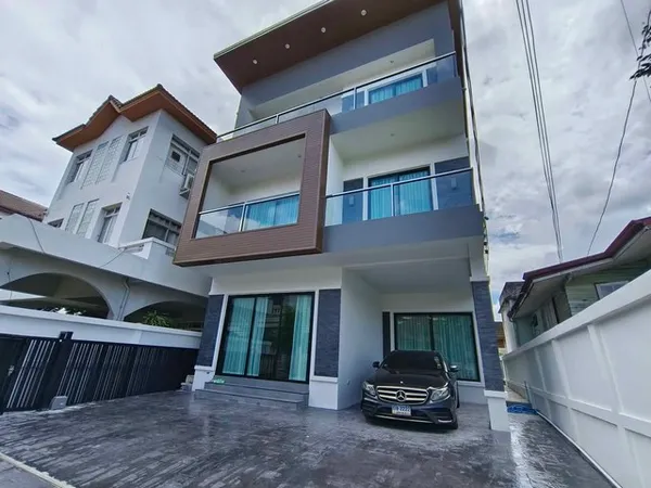 ให้เช่าบ้านเดี่ยว 3 ชั้น 50 ตรว. พื้นที่ใช้สอย 330 ตรม.4 ห้องนอน 6 ห้องน้ำ1 ห้องแม่บ้าน สุขุมวิท 65