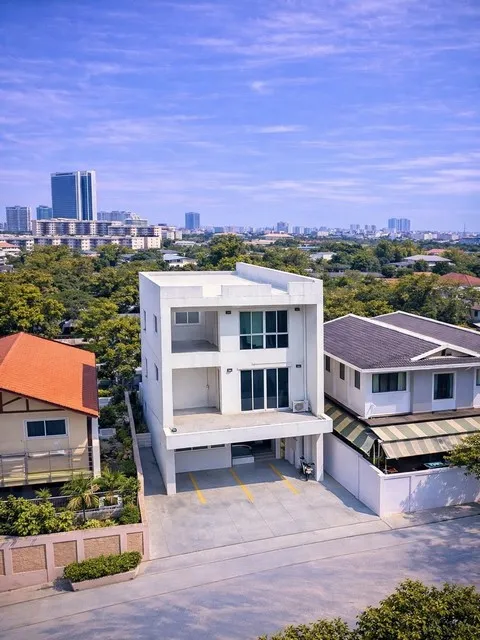 T26-081 ให้เช่า อาคารพาณิชย์ โฮมออฟฟิศ 3 ชั้น + ดาดฟ้า ใกล้ รพ.กรุงเทพ และ RCA ใกล้กับ ใกล้ รพ.กรุงเทพ และ RCA ชั้นทั้งห