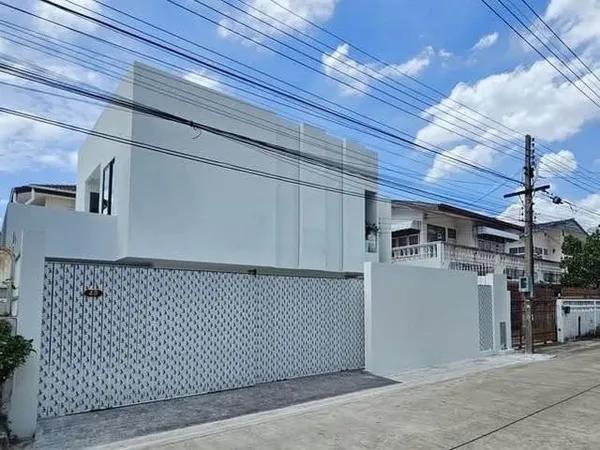 HS 1981 ขายบ้านเดี่ยว 2 ชั้น โชคชัย 4 ลาดพร้าว รีโนเวทใหม่ทั้งหลัง Modern Private เป็นส่วนตัว