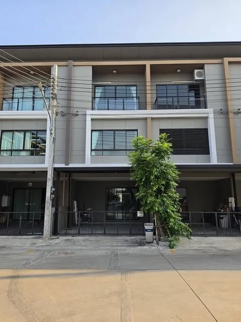 ให้เช่าทาวน์โฮม3ชั้น4นอนโครงการพรีเมียมเพลสพหลโยธิน-รามอินทราบ้านหลังใหญ่ติดถนนเมนใกล้BTSสายหยุด