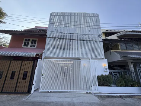 ขายบ้านพร้อมผู้เช่าสัญญายาวๆ 5 ปี พร้อมผลตอบแทนตอบแทน 8% ทำเลสุขุมวิท - Renovated Townhome for Sale with a 5-Year Tenant  8% Rental Yield | Sukhumvit