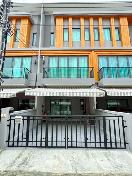 เฉลิมพระเกียรติ ร.9 87-91 พร้อมเฟอร์ฯบิวท์อินครบ ARL บ้านทับช้าง 900 ม. ให้เช่าทาวน์โฮมหรู 3 ชั้น 2นอน 4น้ำ 20ตร.ว. 240ต