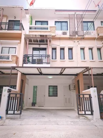 ให้เช่าทาวโฮม 3ชั้น ใกล้สถานีรถไฟฟ้า แอร์พอร์ตลิงค์ หัวหมากเพียง 1.5 กิโลเมตร หมู่บ้านโทม์โฮม พระราม 9 ย่านหัวหมาก บางกะ