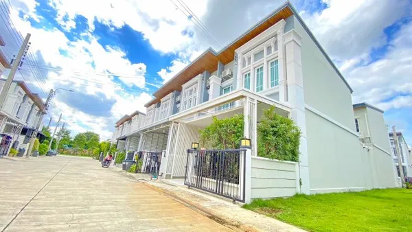 ใกล้BTS สำโรง 900 ม.ทาวน์โฮมหรู 2 ชั้นหลังมุม 3 นอน 2 น้ำ 17 ตร.ว.134 ตร.ม.บ้านใหม่ตกแต่งครบ พร้อมเฟอร์ฯ เหมาะสำหรับอยู่