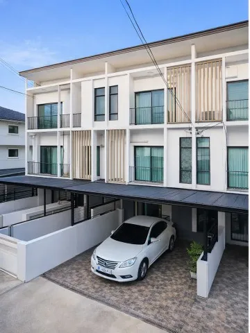 ศรีนครินทร์-พระราม 9 ทาวน์โฮม 3ชั้น 3นอน ติดสนามกอล์ฟกรุงเทพกรีฑา50ม. 3น้ำ ม.นานาชาติแสตมฟอร์ด 600 ม. 20 ตร.ว.240 ตร.ม.