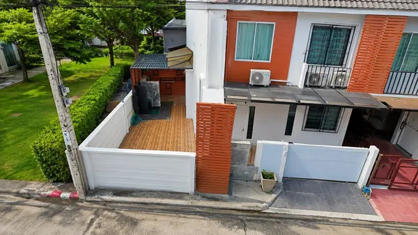 เดอะคริสตัล เอกมัย-รามอินทรา 900 ม. 28 ตร.ว.224 ตร.ม. ใกล้วัดลาดปลาเค้า 700 ม. ทาวน์โฮม 2 ชั้น หลังมุม 3นอน 2 น้ำ รีโนเว
