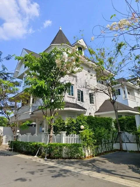 MHR204 ให้เช่าบ้านเดี่ยวหรู 3 ชั้นสไตล์ยุโรป Fantasia Villa Bangna เดินเพียง 350 เมตรถึง MRT สถานีศรีเอี่ยม