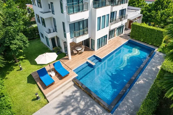 พระราม9 Motorway ใกล้ม.นานาชาติแสตมฟอร์ด 240 ม. Pool Villa ให้เช่าคฤหาสน์หรู 3 ชั้น 6 นอน 6 น้ำ เฟอร์ เครื่องใช้ไฟฟ้าครบ