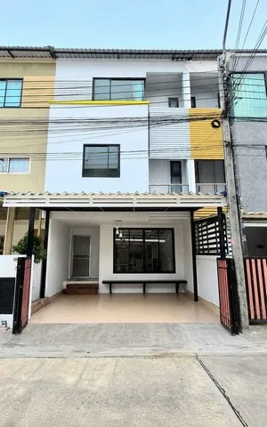 ให้เช่าทาวโฮม3 ชั้น จดทะเบียนได้ ใกล้สถานี BTS แบริ่ง เพียง 2 กม.  หมู่บ้านสารินวิซ แบริ่ง  สุขุมวิท 107ใกล้โรงเรียนนานาชาติเซ็นต์ แอนดรูว์เพียง1.2 กม. โรงเรียนนานาชาติบางกอกพัฒนา 2.5 กม.