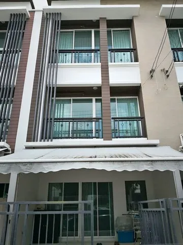 ให้เช่าทาวโฮม3ชั้น  ใกล้โรงพยาบาลเปาโล โชคชัย 4 คริสตัล พาร์ค CDC โครงการบ้านกลางเมือง โชคชัย 4