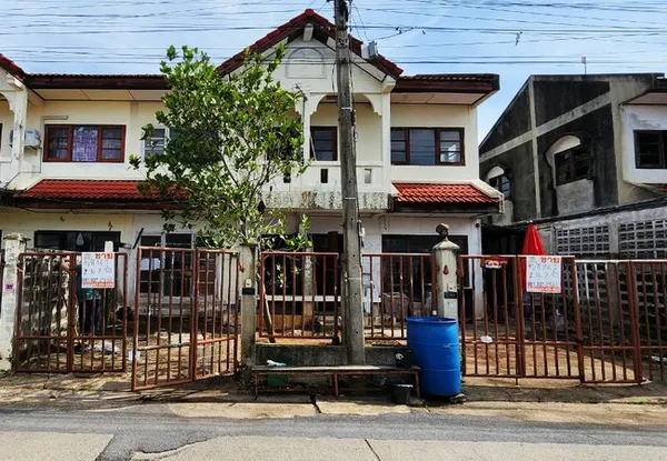 ขายทาวน์เฮ้าส์ หมู่บ้านสวนสุทธิดา คลอง 5 คลองหลวง ปทุมธานี เนื้อที่ 18 ตร.ว. 2 ชั้น 2 นอน 2 น้ำ