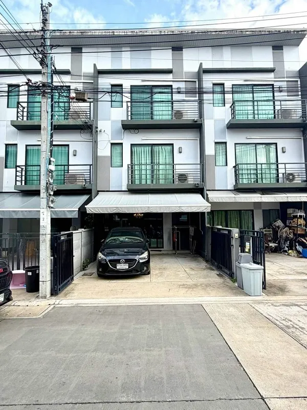 ขาย ทาวน์โฮม 3 ชั้น หมู่บ้านกลางเมือง สุขสวัสดิ์