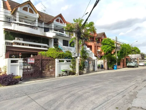 ขายบ้านสุขุมวิท71 ปรีดีพนมยงค์14 ทาวน์โฮมหลังมุม 3 ชั้น ที่ดิน 39 ตร.ว 5ห้องนอน 6ห้องน้ำ ใกล้รถไฟฟ้า BTSพระโขนง เอกมัย ทำเลดี ถนนกว้างเดินทางสะดวก ใกล้โรงเรียนนานาชาติ House Sukhumvit 71 Ekkamai