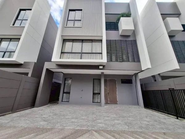 ให้เช่าบ้านเดี่ยวใหม่ 3 ชั้น 270 ตร.ม. FEEL TOWN ลาดพร้าว 101 ใกล้ MRT ลาดพร้าว 101 **ทำออฟฟิศจดบริษัทได้