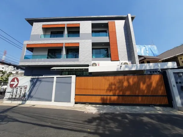 T26-931 ให้เช่า บ้าน โฮมออฟฟิศ 3 ชั้น 70 ตรว. 399 ตรม. ซอย 20 มิถุนา ถนนสุทธิสารวินิจฉัย ห้องนอน 4 ห้อง ห้องน้ำ 7 ห้อง ใ