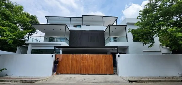 T26-900 ให้เช่า บ้าน Home office หรู 3 ชั้น 600 ตรม.ซอยสุขุมวิท 71 ปรีดีพนมยงค์26 กรุงเทพ 220000 บาทต่อเดือน ชั้นที่ 1 ช