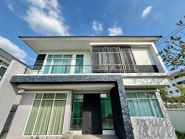 ให้เช่าบ้านเดี่ยว 2 ชั้น 100 ตร.ว. โครงการ ดิ โอโซน ปัญญาอินทรา ใกล้ Fashion Island