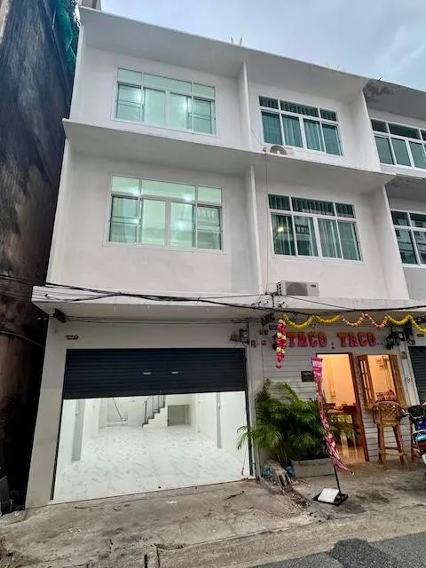 ให้เช่าทาวน์เฮ้าส์ 4 ชั้น 180 ตร.ม. ซอยสาทร 11 แยก 3 ใกล้ BTS เซนต์หลุยส์ ( รีโนเวทใหม่ )