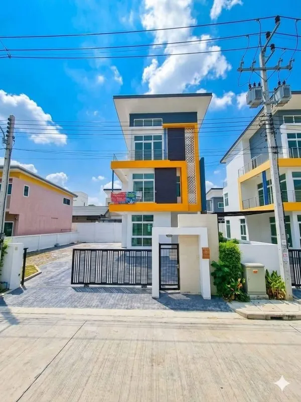 แรร์ไอเทม! บ้านเดี่ยว 3 ชั้น ดีไซน์หรู สไตล์โมเดิร์น