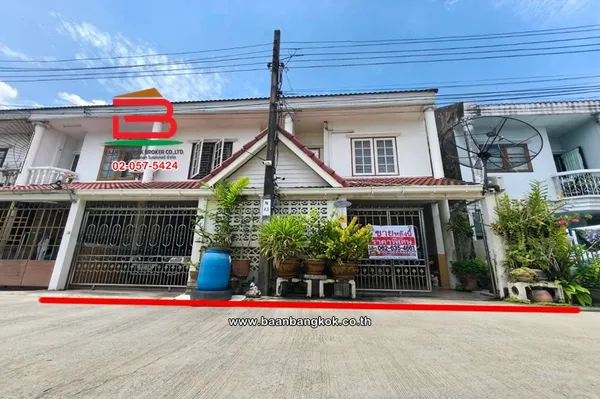 ทาวน์เฮาส์ 2 ชั้น เนื้อที่ 46 ตร.ว. หมู่บ้านปรางทิพย์ (ซอยลาดพร้าว 95) ถนนลาดพร้าว แขวงคลองเจ้าคุณสิงห์ เขตวังทองหลาง