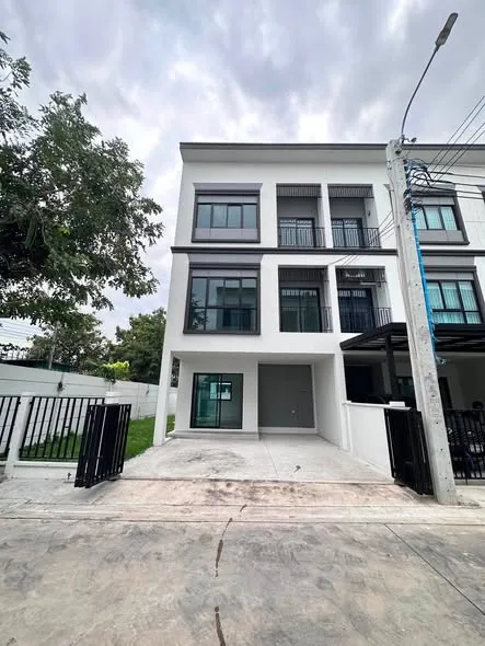 ให้เช่าทาวน์โฮม 3 ชั้น หลังมุม 4 ห้องนอน หมู่บ้านลุมพินี ทาวน์เพลส สุขุมวิท–ศรีนครินทร์ สุขุมวิท 113 ใกล้ BTS สำโรง