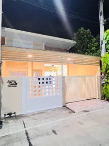 รีโนเวทใหม่ทั้งหลัง! บ้านสวยพร้อมอยู่ หมู่บ้านกีรติ หนองรี – ชลบุรี 24.5 ตร.วา 2 ห้องนอน | 1 ห้องน้ำ