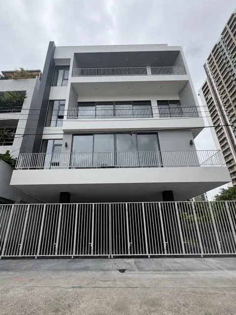 ขายโฮมออฟฟิศ 5 ชั้น 60 ตร.ว. ย่านพระราม 9 ซอย 7 พร้อมลิฟท์ สไตล์ Modern Luxury