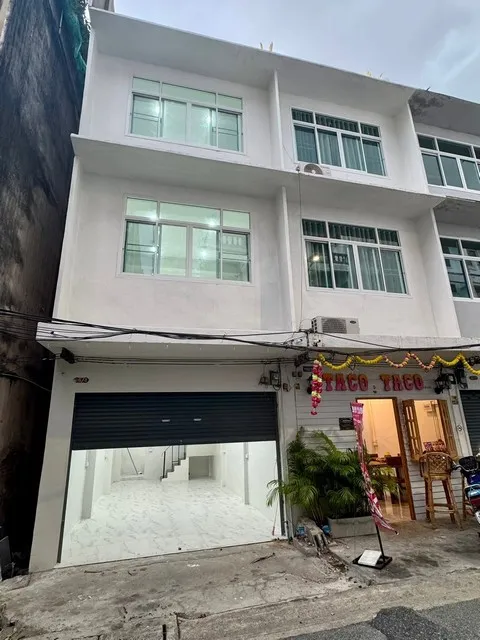 T26-910 ให้เช่า ทาวน์เฮ้าส์ อาคาร 4 ชั้นพร้อมดาดฟ้า ซอยสาทร 11 แยก 3 รีโนเวทใหม่ทั้งหลัง กรุงเทพ ห้องนอน 1 ห้อง ห้องน้ำ