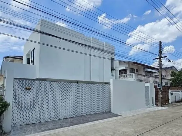 ขายบ้านเดี่ยว 2 ชั้น 50 ตร.ว. โชคชัย 4 ซอย 44 รีโนเวทใหม่ ใกล้ Central Eastville