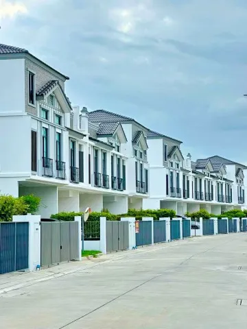 ทำเลศรีนครินทร์ บางนา 2 นอน 3 น้ำ ขนาด 21 ตร.ว.พื้นที่ใช้สอย 168 ตร.ม.ทาวน์โฮมหรู 2 ชั้น พร้อมเฟอร์ฯครบ รร.นานาชาติคอนคอ