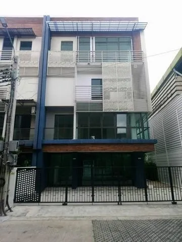 ให้เช่าโฮมออฟฟิศ 4 ชั้น โครงการ ดิสทริค เอกมัย-รามอินทรา ซอยรามอินทรา 40 หลังมุม ใกล้รถไฟฟ้าสายสีชมพู