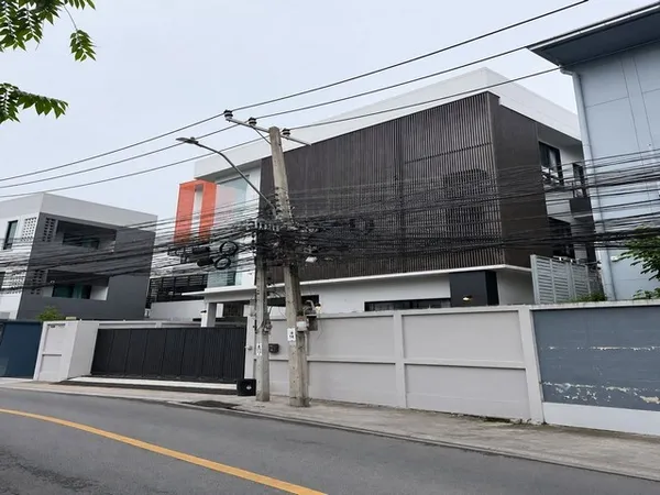 รหัสC7260 ให้เช่าบ้านเดี่ยว 3ชั้น ย่านรัชดาภิเษก ใกล้ MRTสุทธิสาร ห้วยขวาง เหมาะเป็นบริษัทและที่พักอาศัย