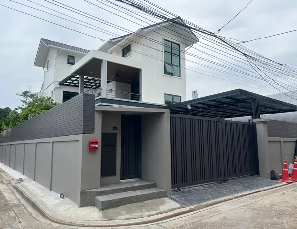 บ้านเดี่ยวสร้างใหม่ 3 ชั้น 113 ตร.ว 300 ตร.ม. 4 ห้องนอน 3 ห้องน้ำ แอร์ 6 เครื่อง 4 จอด เขตบางซื่อ กรุงเทพ (RH1583)