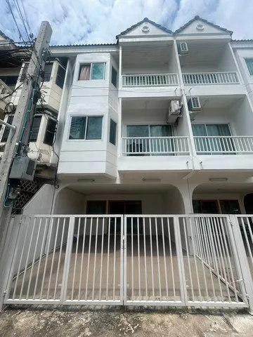 ทาวน์โฮม 3 ชั้น 4 ห้องนอน 3 ห้องน้ำ ชอยเรวดี 75 ใกล้MRTบางกระสอ นนทบรี