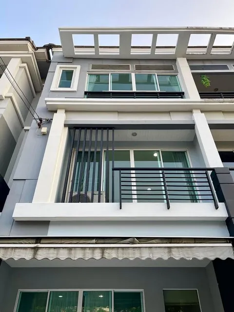 ให้เช่าทาวน์โฮม 3 ชั้น หมู่บ้านกลางเมืองพระราม 9 - รามคำแหง 39 ใกล้ทาวน์อินทาวน์ ใกล้เลียบด่วน