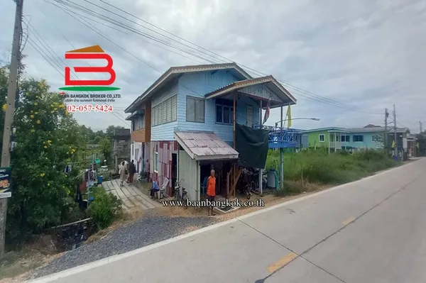 ที่ดินพร้อมสิ่งปลูกสร้าง ติดเลียบคลองเปรมประชากร (ตรงข้ามซอยเชียงรากน้อย 2) เนื้อที่ 50 ตรว. ใกล้สถานีรถไฟฟ้านวนคร ตำบลเชียงรากน้อย อำเภอสามโคก จังหวัดปทุมธานี