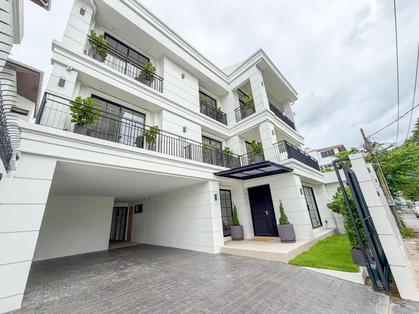 ขายบ้านเดี่ยวหลังใหญ่ 5 ห้องนอน พร้อมอยู่ สุขุมวิท 65 - เอกมัย-Large 5-Bedroom Detached House for Sale Move-in Ready Sukhumvit 65 – Ekkamai