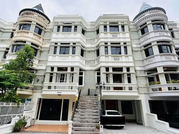 ให้เช่าทาวน์โฮม 4 ชั้น 350 ตร.ม หมู่บ้านชิชาคาสเซิล สุขุมวิท 31 อยู่หลัง มศว.ประสานมิตร