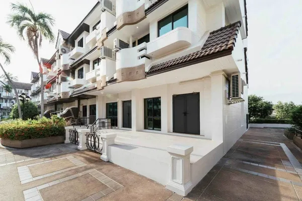 ขาย ทาวน์เฮาส์ 4 ชั้น หมู่บ้าน Regent 71 Place 5 ห้องนอน 6 ห้องน้ำ บนทำเล สุขุมวิท 71 เอกมัย-ทองหล่อ