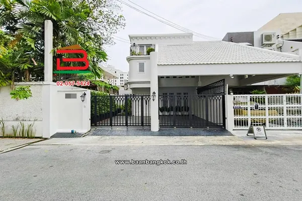 บ้านแฝด 2 ชั้น (หลังริม) เนื้อที่ 42 ตร.ว. ซอยปรีดีพนมยงค์ 31 (ซอยเจริญใจ) ถนนสุขุมวิท 71 แขวงคลองตัน เขตพระโขนง