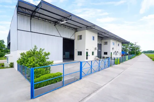 รถสิบล้อเข้าออกได้สะดวก สถานีจ่ายน้ำคลองสี่ คลองสี่ตะวันออก ให้เช่าโกดังแ ติดถนน Motorway มี 3 ออฟฟิศ 2 ห้องน้ำ 403 ตร.ม