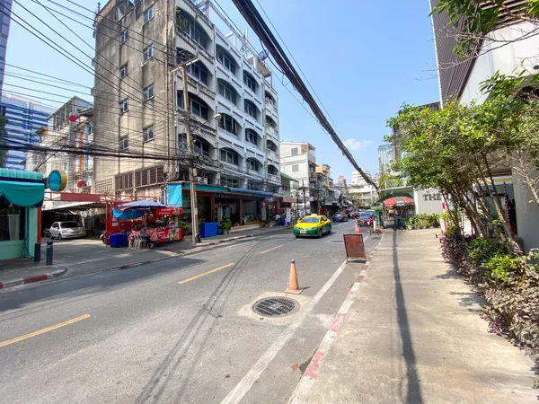 ขายตึกแถว ถนนปั้น สีลม สาธร อยู่ด้านหลังวัดแขก พร้อมที่จอดรถ 1 คัน - Selling shop house on Pan Road, Silom, Sathorn, situated behind Wat Khaek with 1 parking space