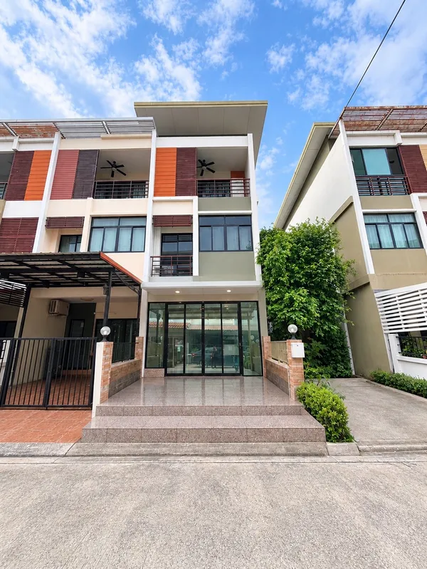 ขายทาวน์โฮม 3 ชั้น หมู่บ้าน Six nature กัลปพฤกษ์  รีโนเวทใหม่ ราคาถูกที่สุดในโครงการ