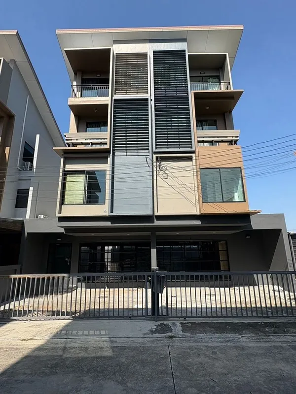 ???? [ขาย] โฮมออฟฟิศหรู 2 คูหาเชื่อม Haus Clover แจ้งวัฒนะ-ราชพฤกษ์ 470 ตร.ม. จอดรถ 6 คัน ครบจบในที่เดียว! สำหรับทำคลินิค/ออฟฟิศขนาดใหญ่ หรือบ้านพักอาศัย.
